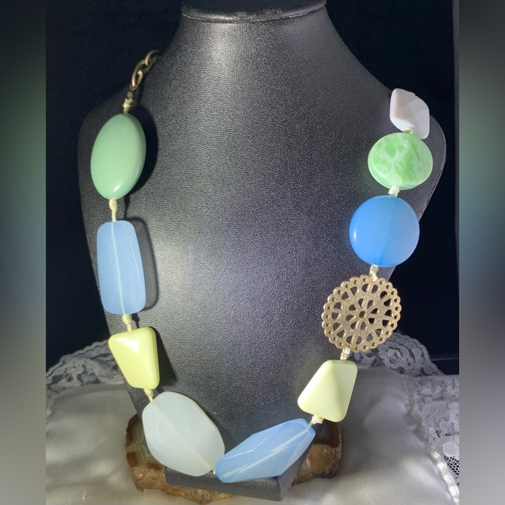CHUNKY BEADED GOLD TONE ACRYLIC AND STONE NECKLACE BY JLO